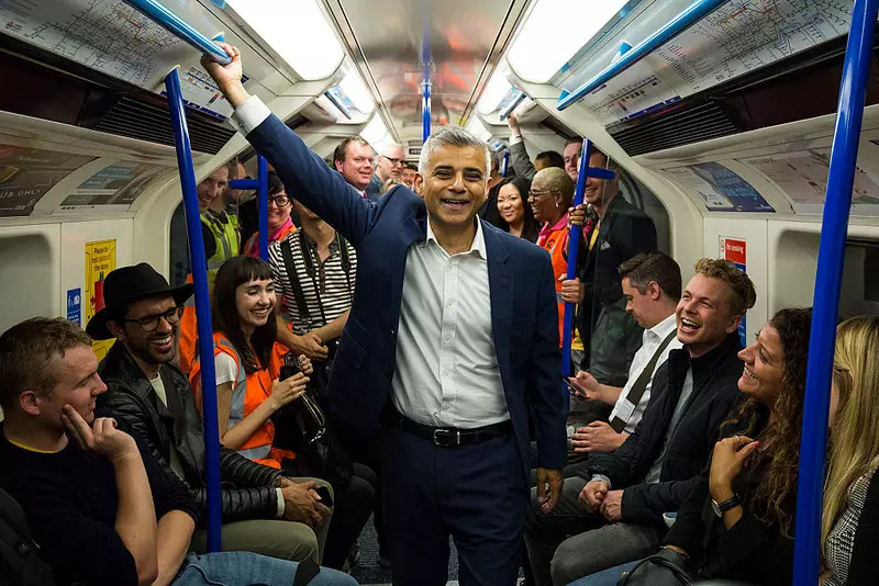 Burmistrz Londynu stoi przed decyzją o ile podnieść opłaty za przejazd metrem i autobusami
