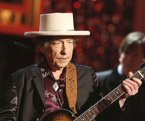 Bob Dylan przerywa milczenie i chce przyjąć Nobla