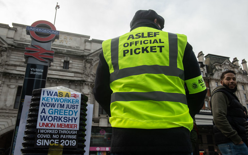 The government will introduce an obligation to maintain key services during strikes