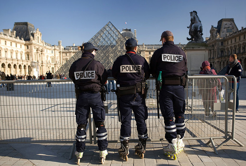 Paris: Rollerskating police officers to maintain public safety