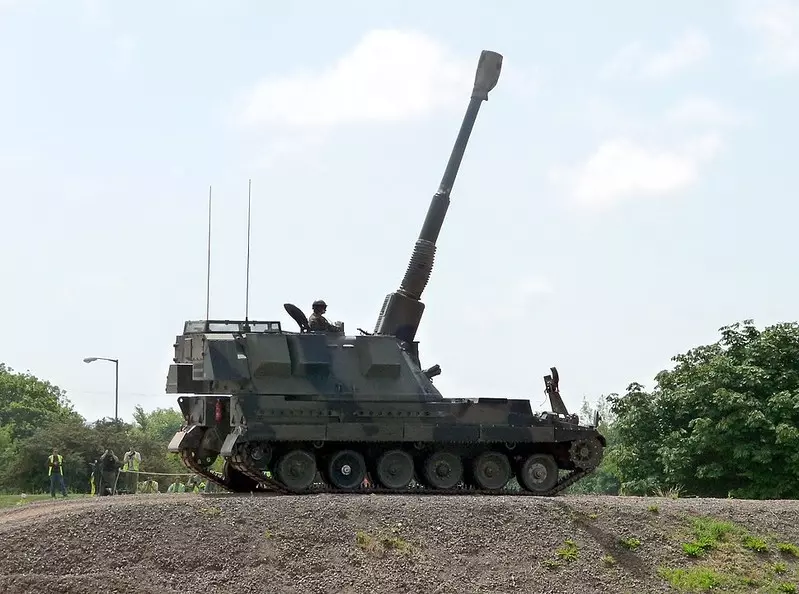 Brytyjski rząd: Ukraina otrzyma 14 czołgów Challenger 2 i ok. 30 armatohaubic