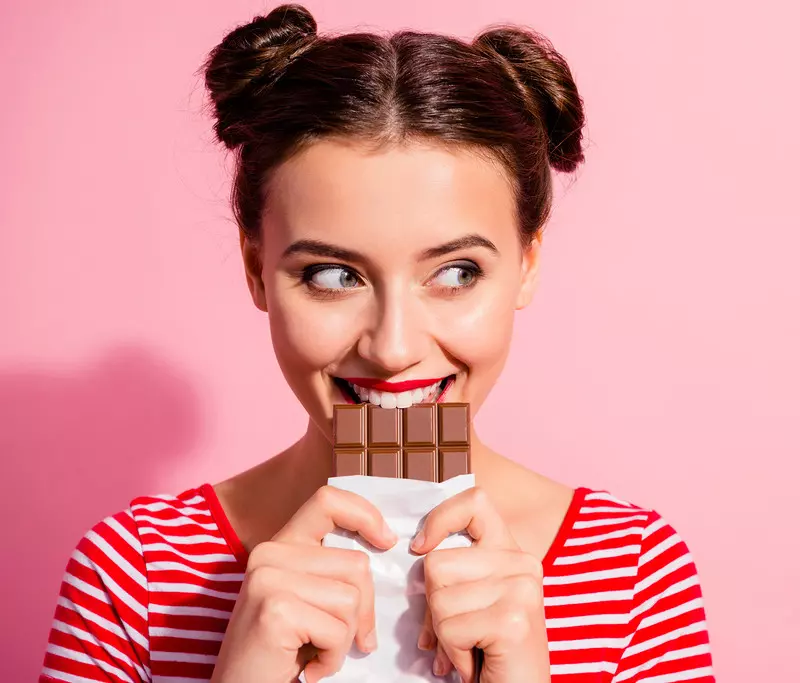 Brytyjscy naukowcy wyjaśnili, dlaczego jedzenie czekolady jest przyjemne