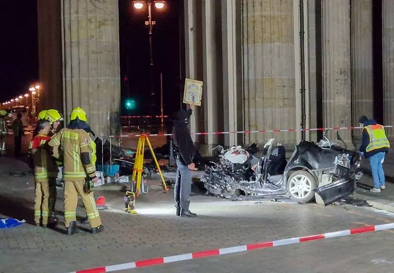 Niemcy: Auto z polską rejestracją rozbiło się na Bramie Brandenburskiej. Kierowca zginął na miejscu