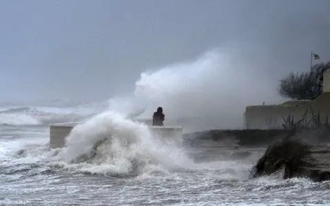 Spain: Weather alert due to Hurricane "Fien". 9-meter waves in the sea