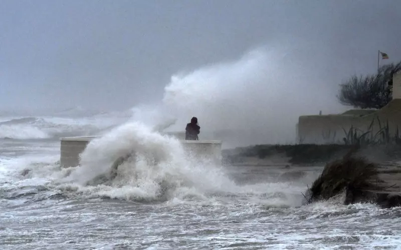 Hiszpania: Alert pogodowy ze względu na huragan "Fien". Na morzu 9-metrowe fale