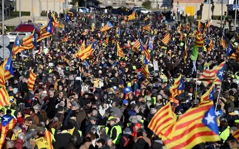 Spain: Barcelona's communication paralysis. 30,000 took to the streets. separatists