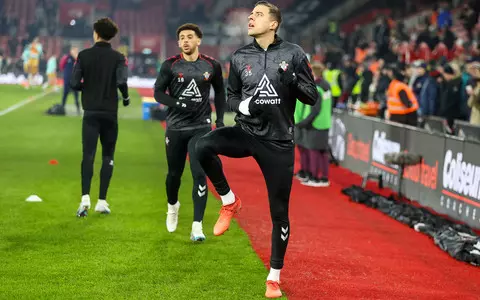 League Cup in England: Bednarek's side lose in the first leg of the semi-final