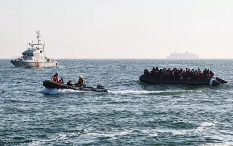Stale rośnie liczba migrantów chcących przedostać się do UK przez kanał La Manche