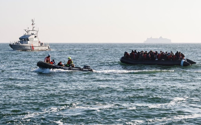 Stale rośnie liczba migrantów chcących przedostać się do UK przez kanał La Manche