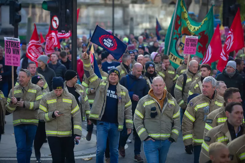 Strażacy i nauczyciele dołączają do fali strajków w UK