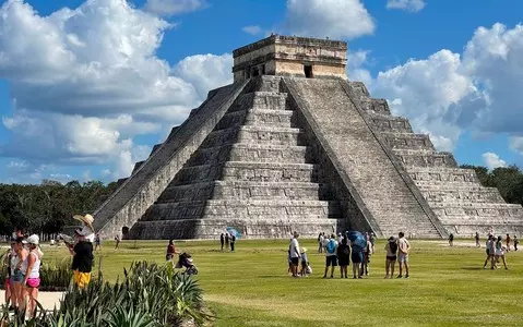 Mexico: Pole arrested by police for climbing Mayan pyramid