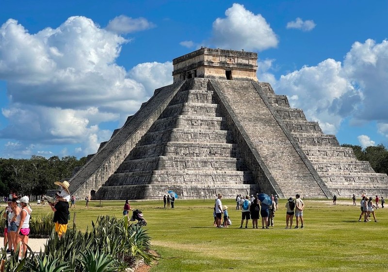 Mexico: Pole arrested by police for climbing Mayan pyramid
