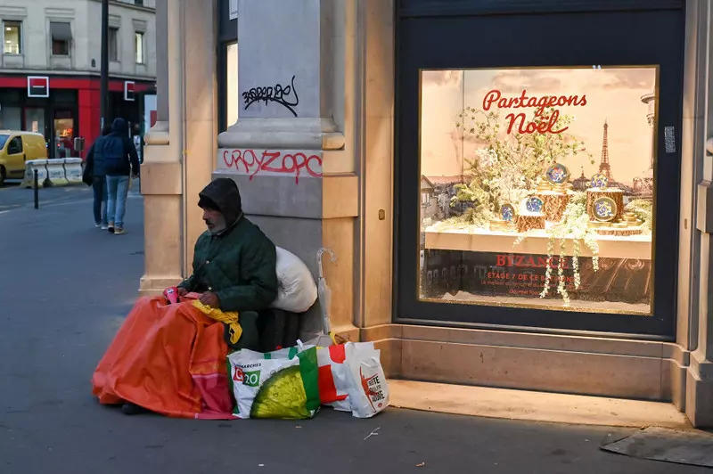 France: There are more than 330,000 homeless people in the country, an increase of 130 per cent in 1
