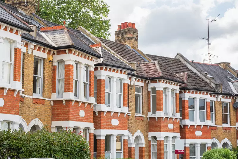 Analiza: Jaką podwyżkę powinniśmy otrzymać, aby móc zakupić dom w Londynie?