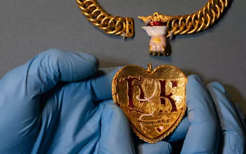 England: Treasure hunter finds necklace with initials of Henry VIII and Katherine of Aragon