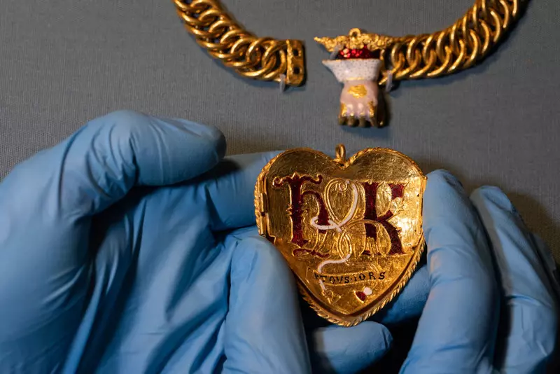 Anglia: Poszukiwacz skarbów znalazł naszyjnik z inicjałami Henryka VIII i Katarzyny Aragońskiej