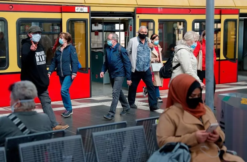 Niemcy: Od dzisiaj noszenie maseczki w autobusach i pociągach nie jest już obowiązkowe