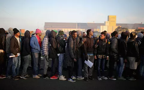 Francja: Rząd przedstawił projekt reformy migracyjnej. Chce szybciej wydalać przestępców