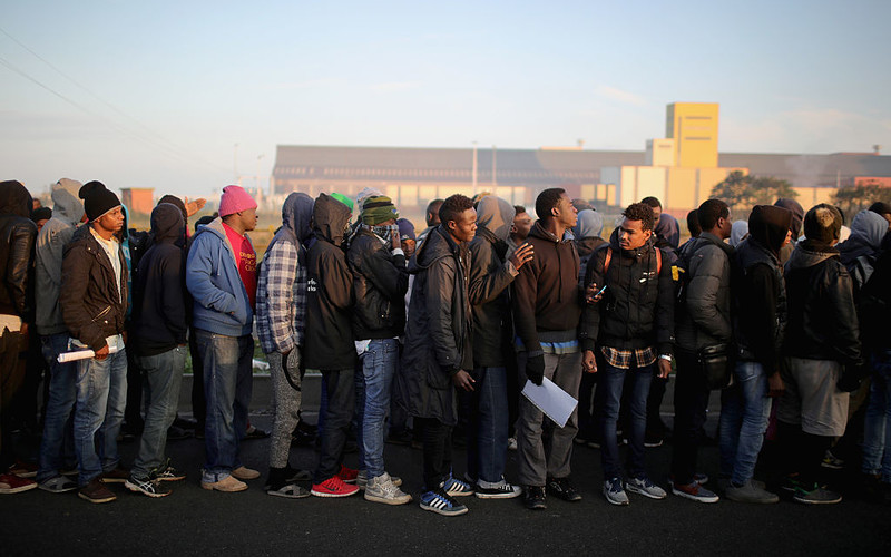 Francja: Rząd przedstawił projekt reformy migracyjnej. Chce szybciej wydalać przestępców