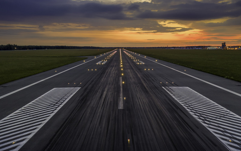 Lotnisko na Stansted: Samolot "poważnie uszkodzony" przy próbie lądowania podczas silnego wiatru