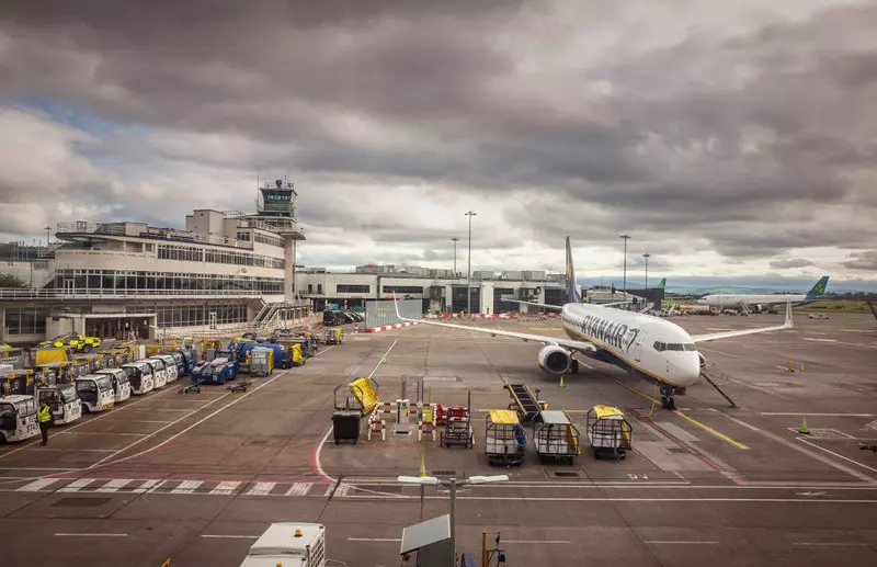 Irlandzka policja jeździ na zagraniczne lotniska, by kontrolować uchodźców udających się do Irlandii