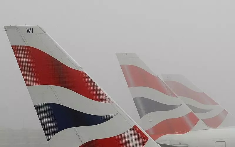 Londyn: Gęsta mgła doprowadziła do odwołanych lotów i wypadków na drogach