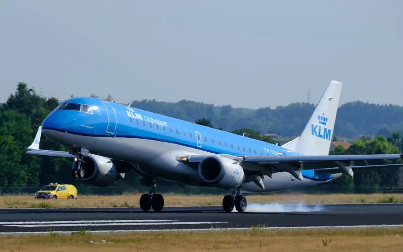 Boeing linii KLM musiał awaryjnie lądować na lotnisku w Amsterdamie. W kuchni samolotu wybuchł pożar