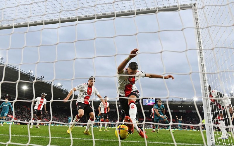 Premier League: Arsenal stumble, Bednarek's own goal