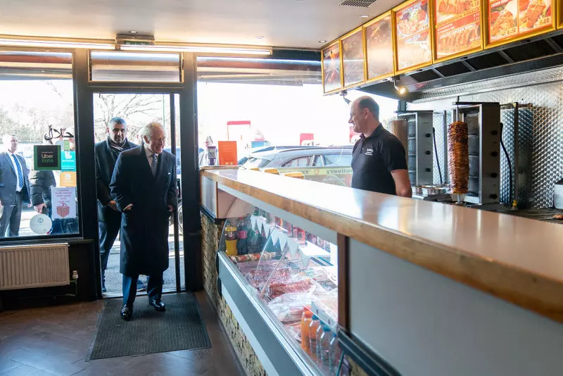 Król Karol III odwiedził lokal z kebabem na Hounslow