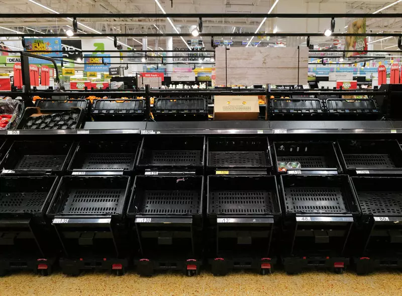 Puste półki w supermarketach w UK. Brakuje warzyw i owoców