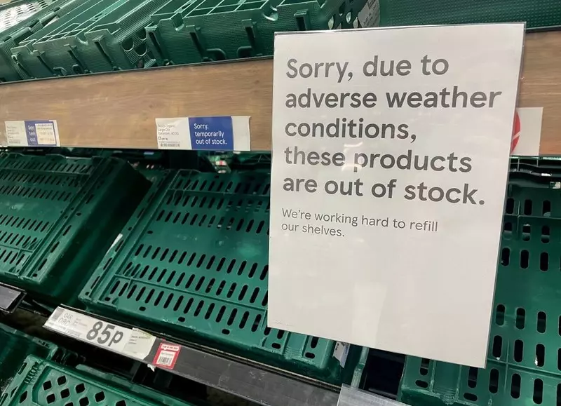 Już cztery brytyjskie sieci supermarketów ograniczają sprzedaż warzyw i owoców