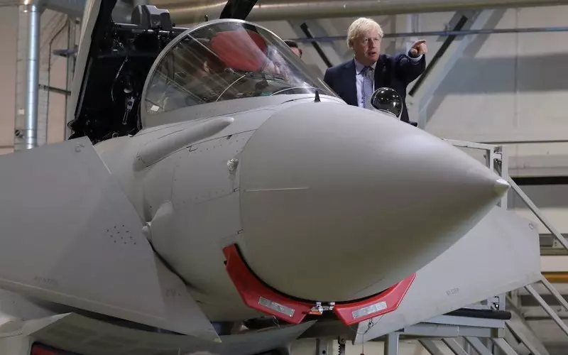 Boris Johnson: Bądźmy pierwszym krajem, który przekaże Ukrainie samoloty bojowe