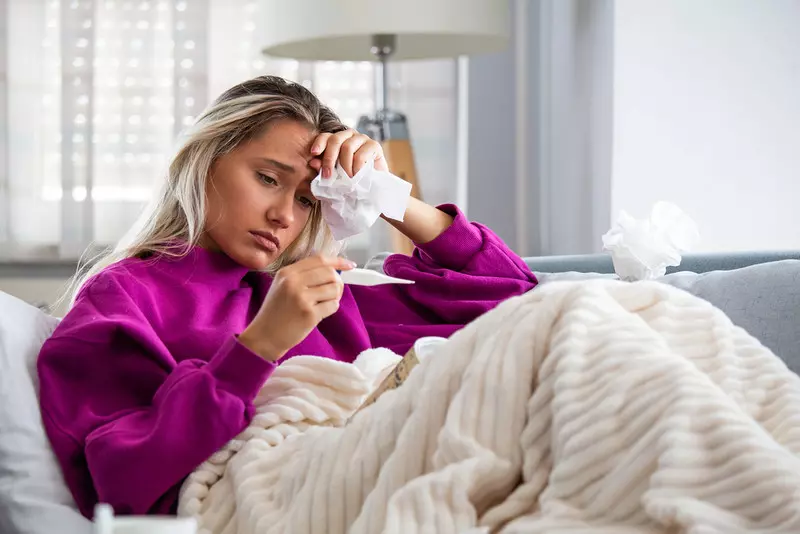 CBOS: Więcej Polaków boi się zakażenia wirusem grypy niż koronawirusem