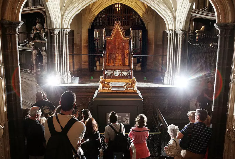 Przed koronacją Karola III ponad 700-letni tron poddawany jest konserwacji