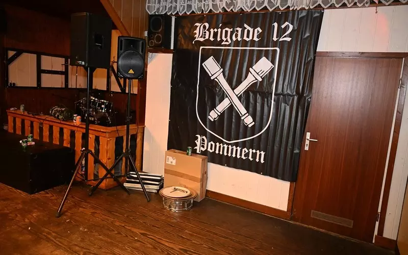 Niemcy: Prawicowi ekstremiści urządzili koncert na działkach. Doszło do starć z policją