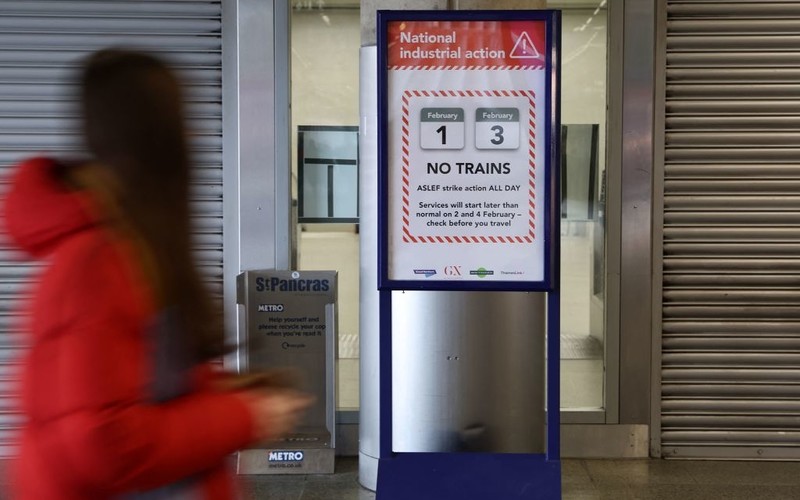 Część kolejarzy w UK zawiesza strajki. "Propozycja znacznych podwyżek"