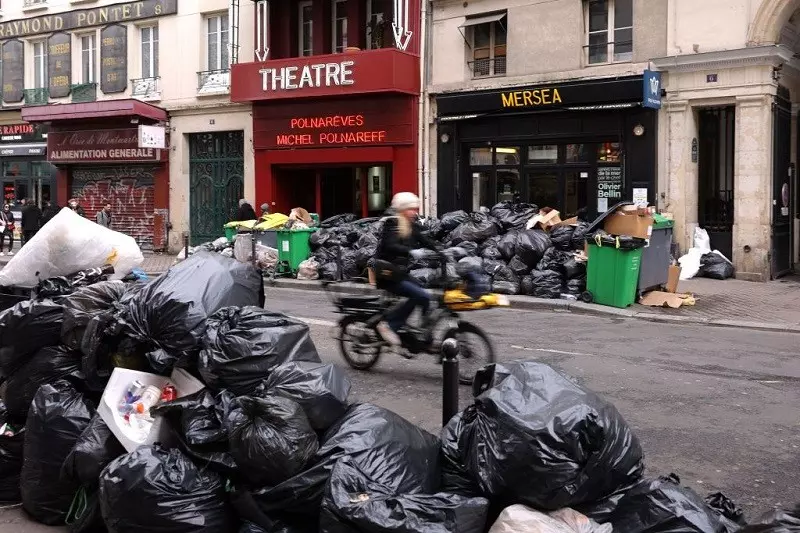 CNN: Paryskie ulice toną w śmieciach w efekcie niekończącej się fali protestów