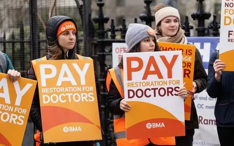 Junior doctors’ strike prompts tens of thousands of hospital cancellations