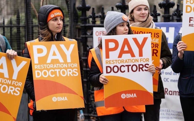 Junior doctors’ strike prompts tens of thousands of hospital cancellations