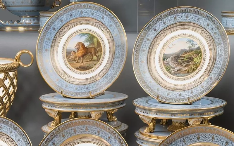 Na aukcję trafił porcelanowy serwis, z którego korzystała królowa Elżbieta II