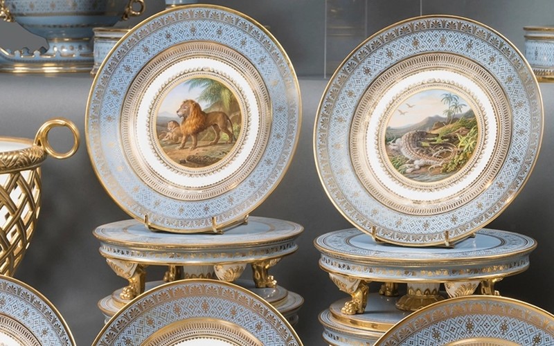 A porcelain tableware used by Queen Elizabeth II has been auctioned