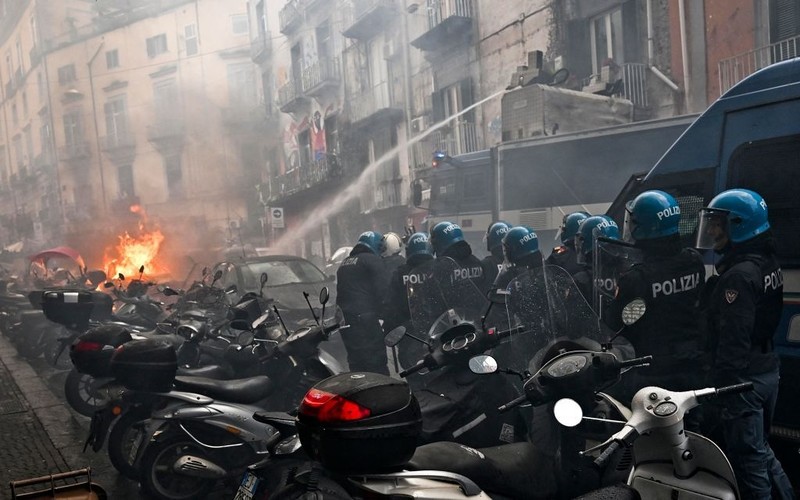 Football LM: Naples recovers from riots. Wounded policemen, arrested hooligans