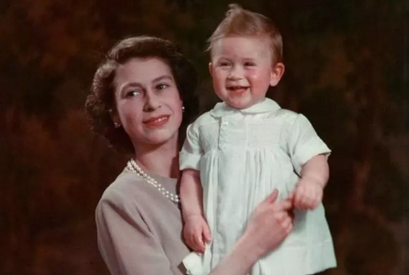 Król Karol III opublikował nieznane zdjęcie z Elżbietą II z okazji Dnia Matki