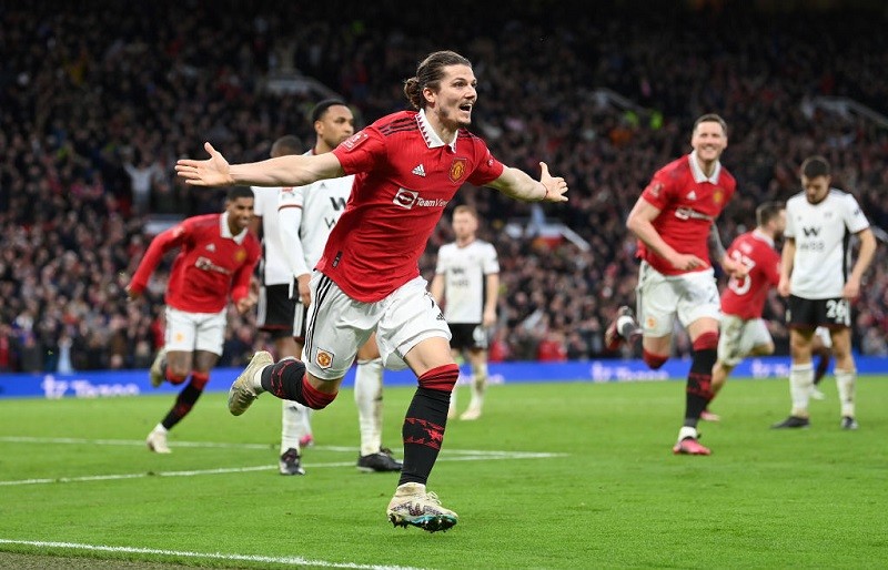Man United into FA Cup semifinals; Arsenal extends EPL lead