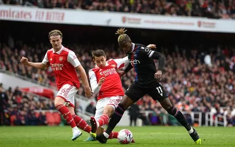 Arsenal thrash Palace, take charge of Premier League title race