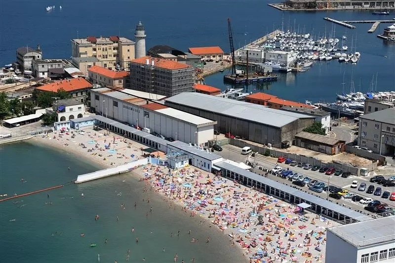 Włochy: Wcześniej niż zwykle otwarto jedyną w Europie plażę osobną dla kobiet i mężczyzn