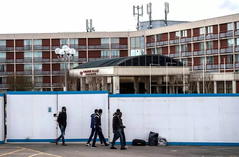 UK: Prywatne firmy "zarabiają krocie" na umieszczaniu azylantów w hotelach