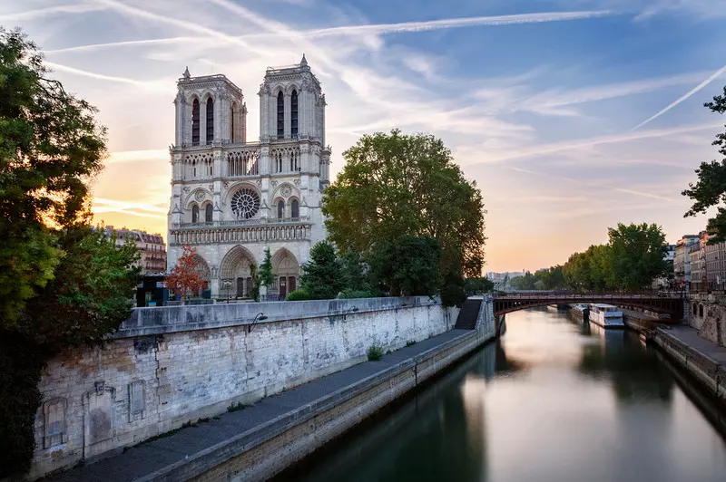 Francja: Puryści językowi pozwali do sądu zarząd katedry Notre-Dame za preferowanie j. angielskiego