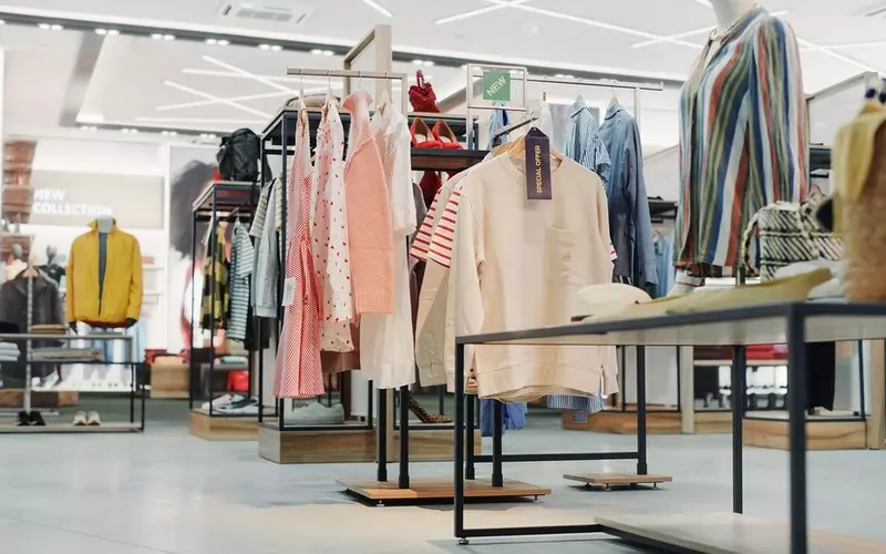 Blisko połowa Polaków twierdzi, że ubrania w sklepach są coraz gorszej jakości