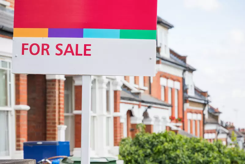 Wzrost cen na rynku nieruchomości w UK spowalnia, ale ceny najmu wzrosły najsilniej od 2016 r.
